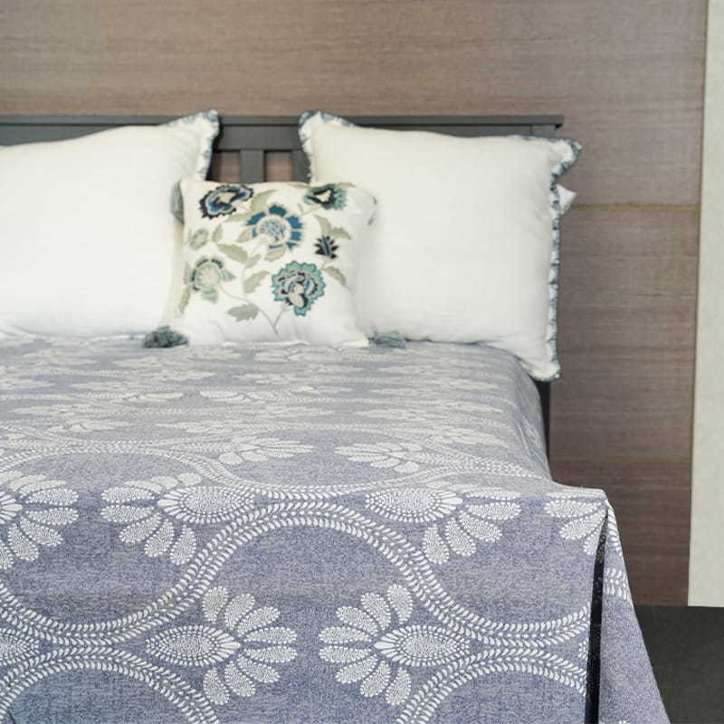Can bedspreads coordinate and unify the color scheme and atmosphere of the entire room?