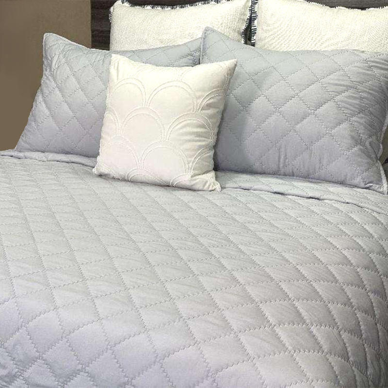 How to effectively clean and maintain the Solid Microfiber Quilt Set to extend its service life?